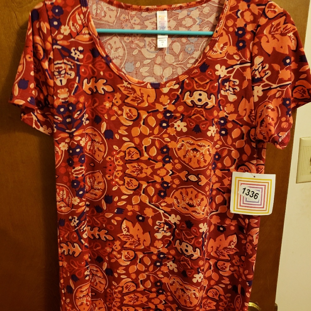 NWT Lularoe Classic Tee